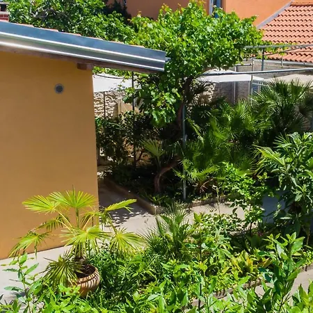 Eleonora Apartman *