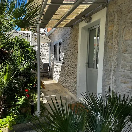 Eleonora Apartman *